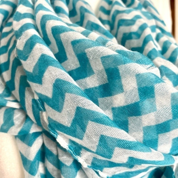 2 Infinity Scarves Chevron and Floral Scarf - Picture 6 of 12